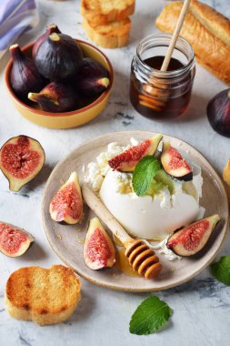 Ballı ve incirli Ricotta peyniri. 