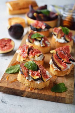 Ricotta peynirli, ballı ve incirli sandviç. 