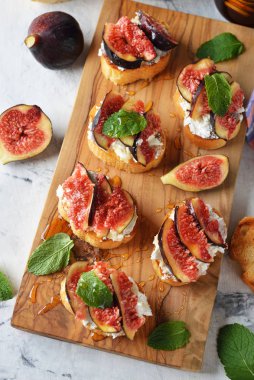 Ricotta peynirli sandviç, bal ve incir.