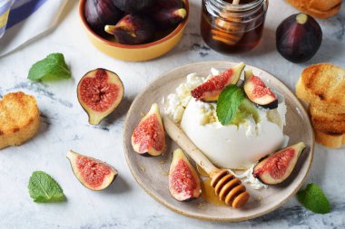 Ballı ve incirli Ricotta peyniri.