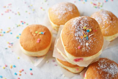 Ev yapımı Berlin çörekleri.