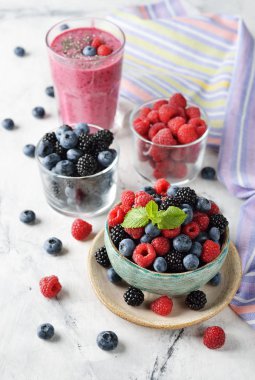 Yabanmersini salatası