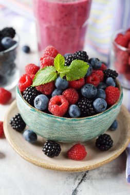 Yabanmersini salatası