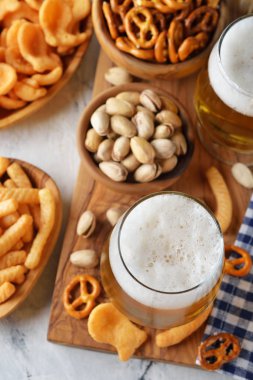 Bira ve çeşitli atıştırmalıklar.