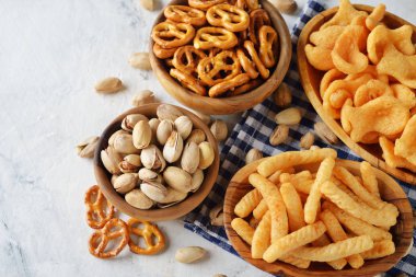 Bira için çeşitli tuzlu atıştırmalıklar