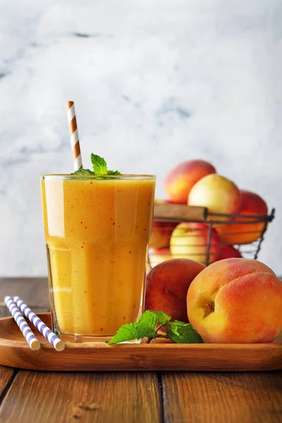 Taze şeftalili içecekler. 