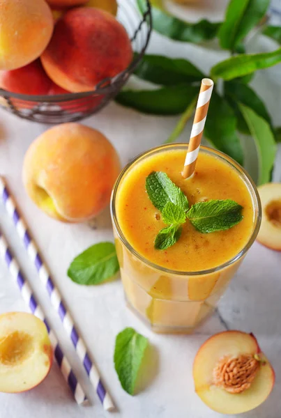 Taze şeftalili içecekler.