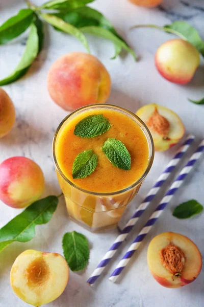 Персиковый коктейль — стоковое фото