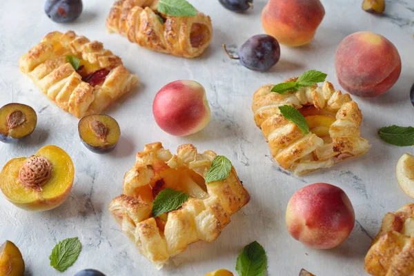 Meyveli puf böreği