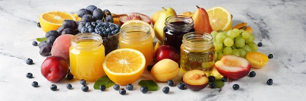 Различные фруктовые соки — стоковое фото