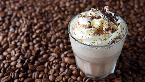 Kremalı buzlu latte kahve. — Stok fotoğraf