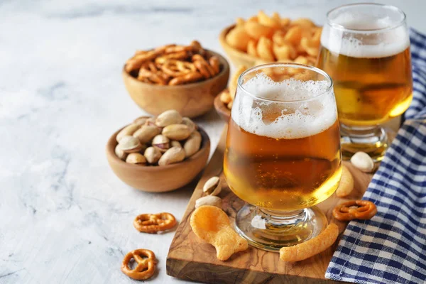 Bira ve çeşitli atıştırmalıklar.