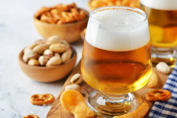 Bira ve çeşitli atıştırmalıklar.