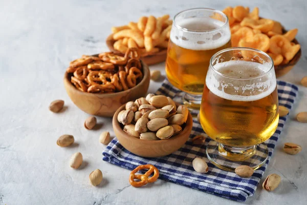 Bira ve çeşitli atıştırmalıklar.