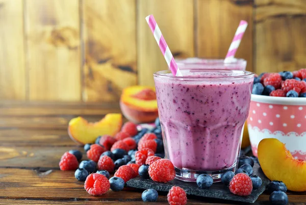 A friss bogyós gyümölcsök Smoothie Jogdíjmentes Stock Képek