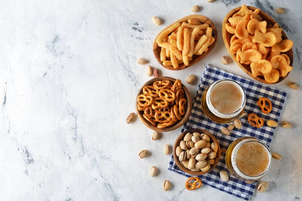 Bier und verschiedene Snacks Stockfoto