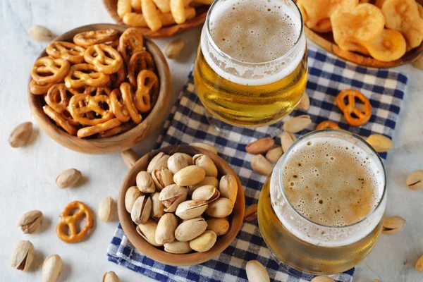 Bier und verschiedene Snacks lizenzfreie Stockbilder