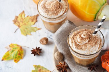 Baharatlı balkabaklı latte.