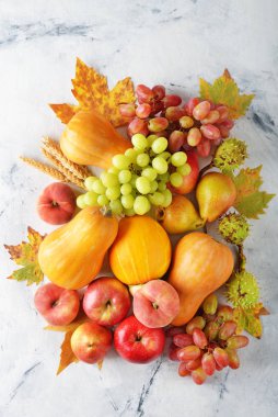 Çeşitli meyvelerin sonbahar kompozisyonu