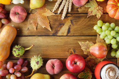 Çeşitli meyvelerin sonbahar kompozisyonu
