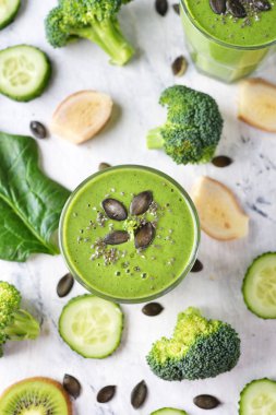 Zencefilli yeşil detoks smoothie