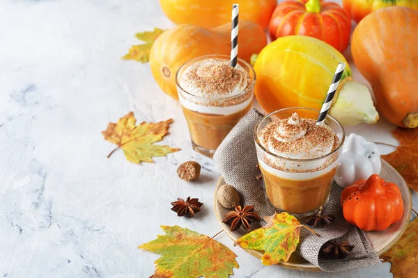 Baharatlı balkabaklı latte.