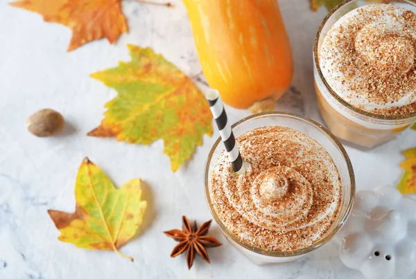 Baharatlı balkabaklı latte.