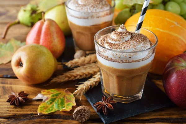 Latte latte labu didekorasi krim kocok — Stok Foto