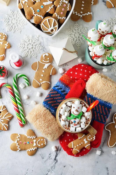 Şekerlemeyle süslenmiş bir fincan sıcak çikolata.