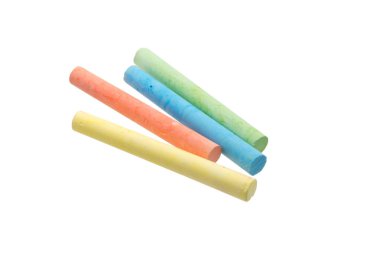 Beyaz arkaplanda çok renkli tebeşir izole edildi