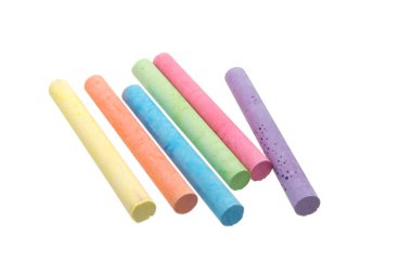 Beyaz arkaplanda çok renkli tebeşir izole edildi