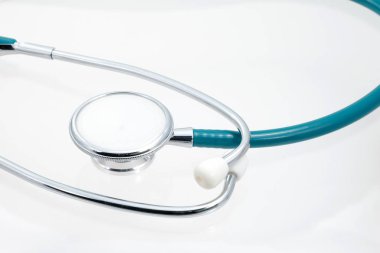 Doktor steteskop beyaz arkaplanda izole edildi