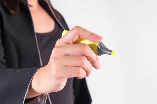 Mulheres de negócios mão segurando marcador de cor isolado no backg branco — Fotografia de Stock