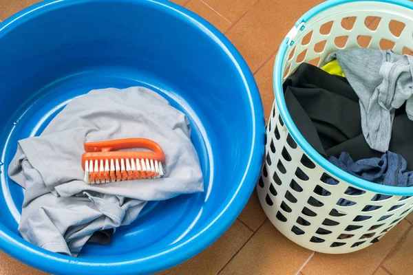 Paño separado de la cesta en el lavabo, lavado a mano — Foto de Stock