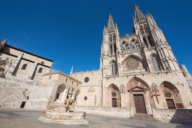  Ünlü Simgesel Yapı Gotik Katedrali üzerinde 4 Eylül 2016 güneşli bir günde Burgos, İspanya.