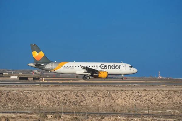 Airbus A320 z Thomas cook Condor linii lotniczych jest gotowy do startu z lotniska Tenerife — Zdjęcie stockowe