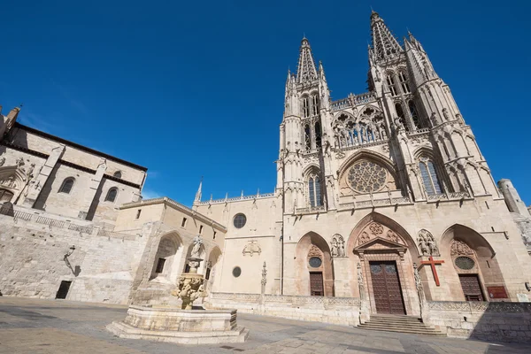 Ünlü Simgesel Yapı Gotik Katedrali üzerinde 4 Eylül 2016 güneşli bir günde Burgos, İspanya. — Stok fotoğraf