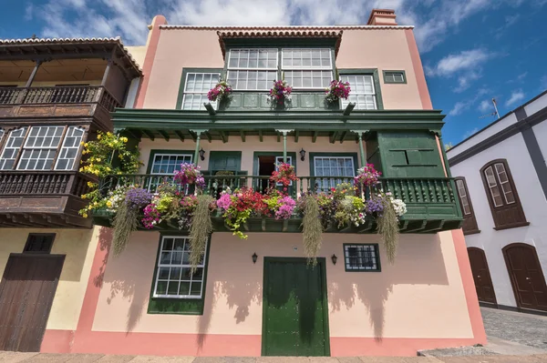 Famose antiche colonie colorate balconi decorati con fiori — Foto Stock