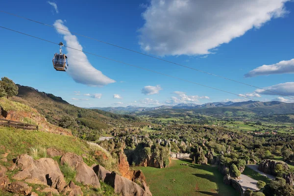 Paesaggio del parco naturale di Cabarceno in Cantabria, Spagna . — Foto Stock