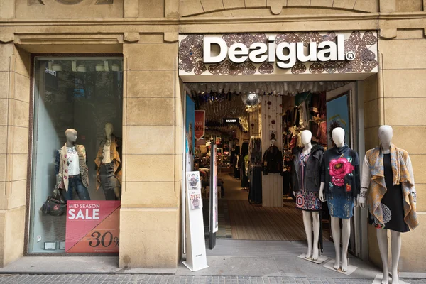 Desigual loja de moda em San Sebastian Espanha . — Fotografia de Stock