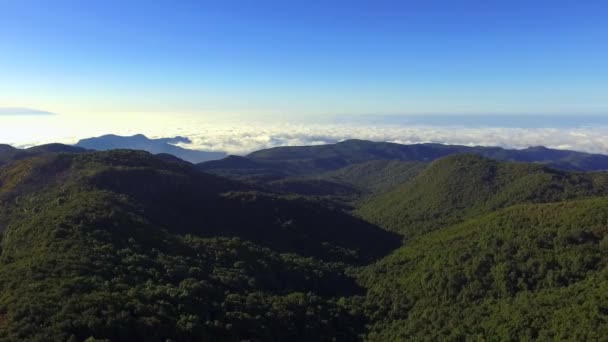 Bellissimo filmato aereo del parco nazionale di Garajonay nell'isola di La Gomera, con l'isola di Tenerife e il vulcano Teide sullo sfondo, isola delle Canarie, Spagna . — Video Stock