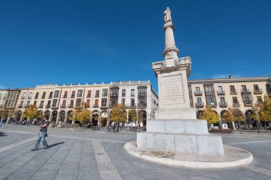 Avila, İspanya - 27 Ekim: 27 Ekim 2016 yılında Avila, İspanya eski ortaçağ şehrin üzerinde Santa Teresa Meydanı ziyaret turist.