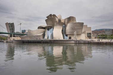 Bilbao, İspanya - 16 Ekim 2016: modern ve çağdaş sanat Guggenheim Müzesi, mimar Frank Gehry tarafından tasarlanan ve Ekim 1997 yılında açılışını görüşü.