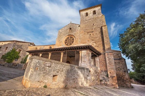 San Cosme Collegiate Church, Covarrubias, Burgos, Spanien. Det är en gotisk kyrka från 1400-talet. — Stockfoto