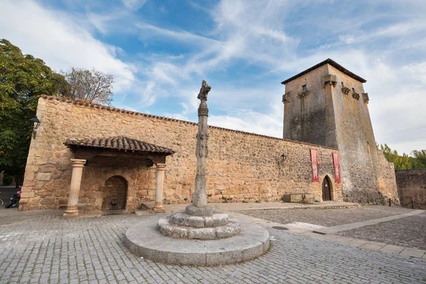 COVARRUBIAS, ESPAÑA - 11 DE OCTUBRE: Torre y antigua fortaleza el 11 de octubre de 2016 en el antiguo pueblo medieval de Covarrubias, Burgos, España . — Foto de Stock