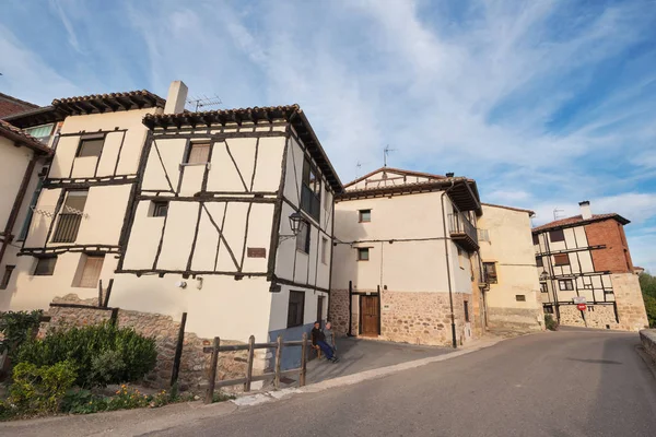 Covarrubias, 스페인-10 월 11 일: 일반적인 주택 10 월에는 고 대 중세 마을의 Covarrubias, 부르 고 스, 스페인에서에서 11,2016. — 스톡 사진