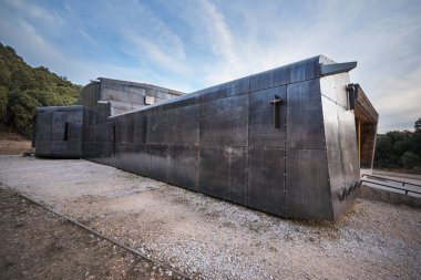 Covarrubias, İspanya - 11 Ekim: Modern ahşap ve metal İskandinav tarzı Şapel. 