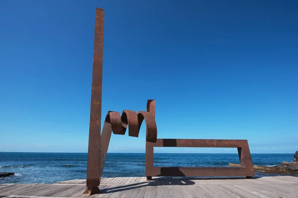 Adeje, Spanien - februari 23: Vacker utsikt över ett strykjärn skulptur på februari 23,2016 i Las Americas Boulevard, Teneriffa, Spanien. — Stockfoto