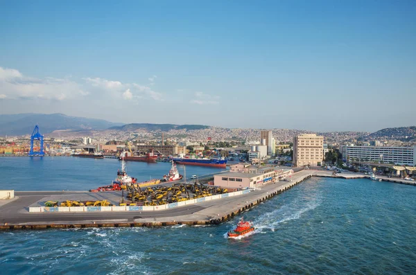 IZMIR, TURQUIE - 23 AOÛT : Vue panoramique du port d'Izmir . — Photo