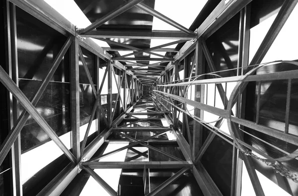 Абстрактная металлическая конструкция в черно-белом цвете — стоковое фото